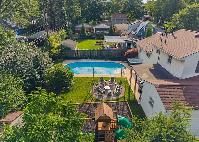Pool-hottub-gameroom-firepit-gym-sauna-playground Columbus