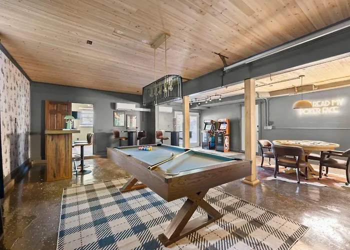 Сasa de vacaciones Pool-hottub-gameroom-firepit-gym-sauna-playground
