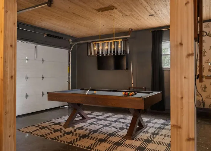 Pool-hottub-gameroom-firepit-gym-sauna-playground Holiday home Columbus
