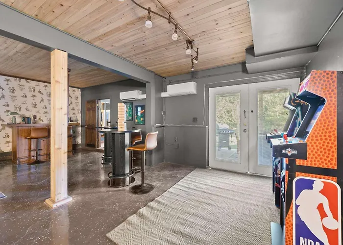 Pool-hottub-gameroom-firepit-gym-sauna-playground Holiday home Columbus