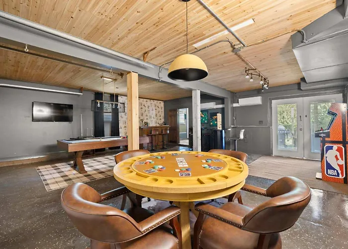 Сasa de vacaciones Pool-hottub-gameroom-firepit-gym-sauna-playground *